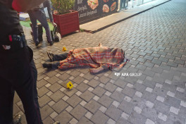 В Баку перед торговым центром застрелен мужчина