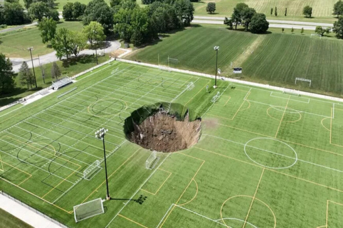 В штате Иллинойс часть футбольного поля провалилась сквозь землю