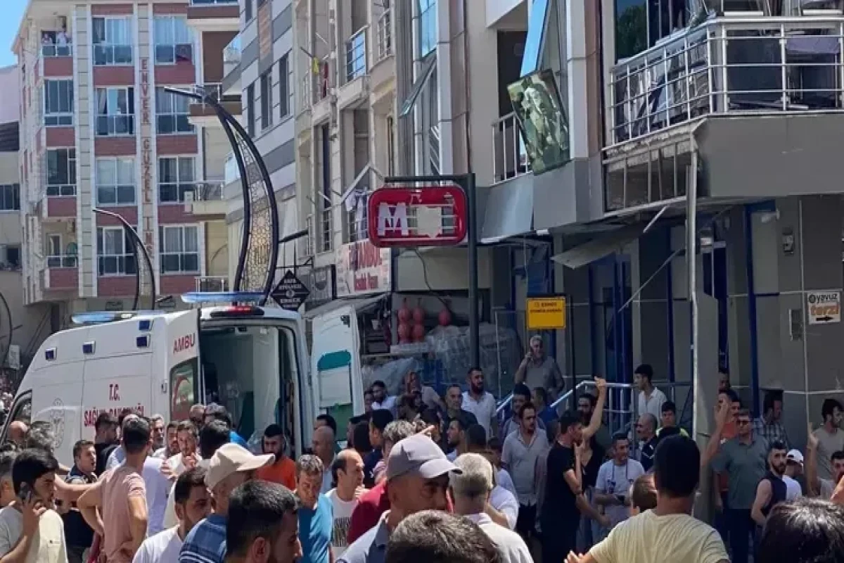 В Измире произошел взрыв газа в здании, 4 человека погибли, 35 пострадали-ОБНОВЛЕНО 