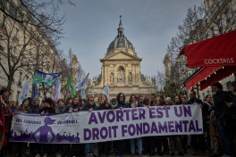 Сенат Франции одобрил законопроект о конституционном праве на аборт