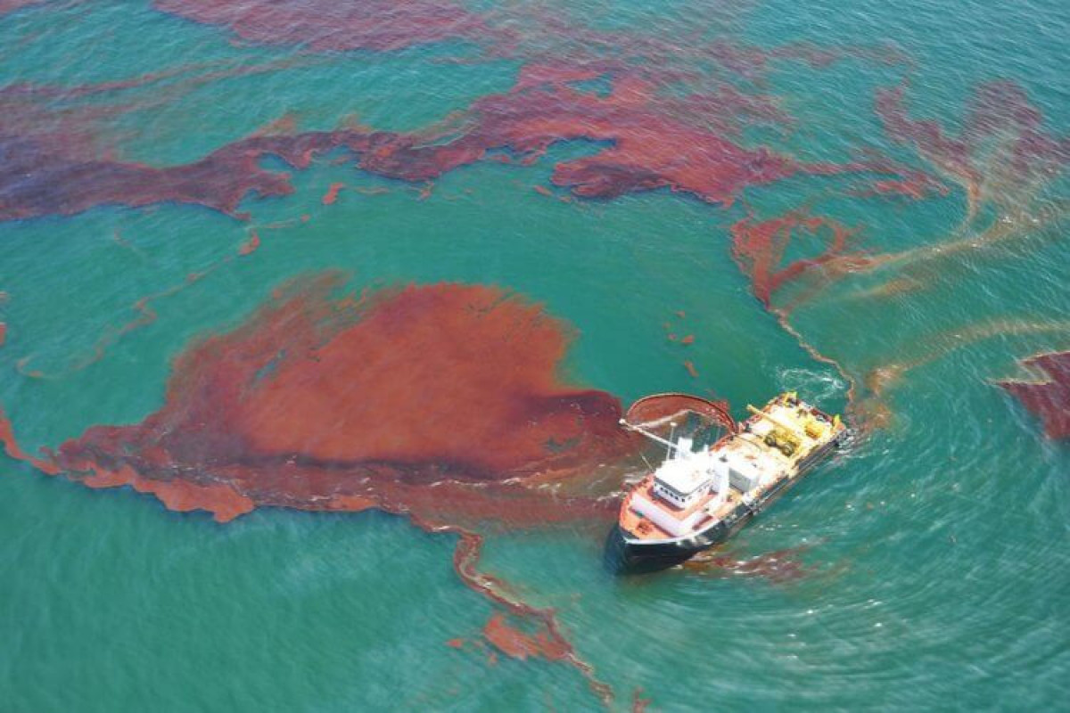 Politico: Разлив нефти в Красном море поставил под угрозу важнейший путь грузоперевозок