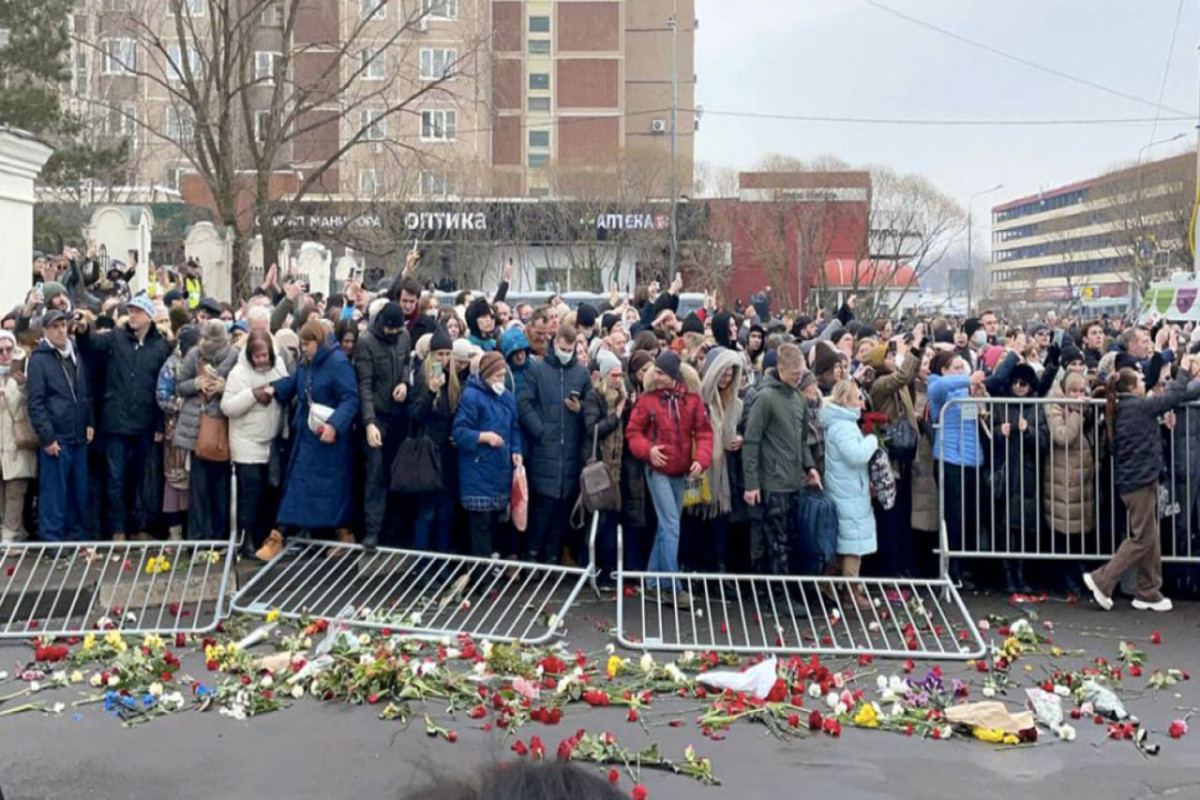 Москвичку арестовали на 7 суток за возложение цветов в память о Навальном