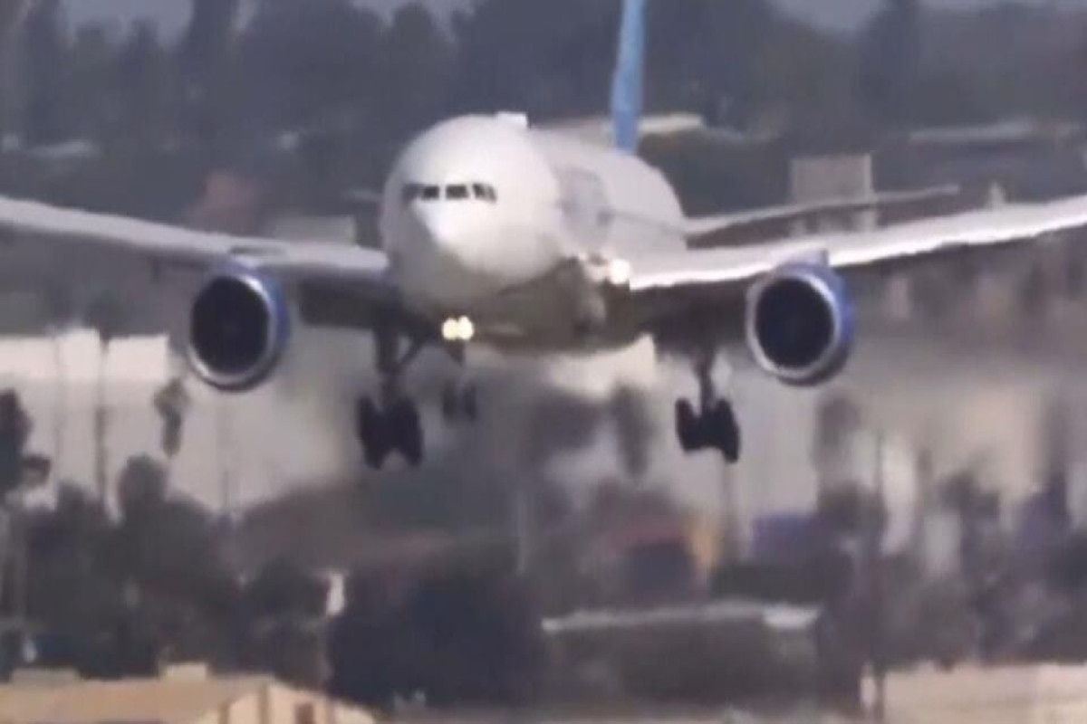 Boeing 777 потерял шину при вылете из Сан-Франциско-ВИДЕО 