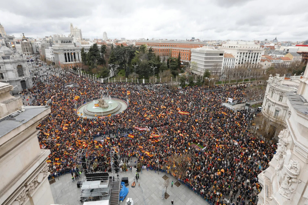 Испанцы требуют отставки премьер-министра Санчеса