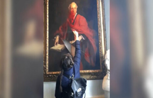 Пропалестинская активистка изрезала портрет премьер-министра Великобритании -ВИДЕО 