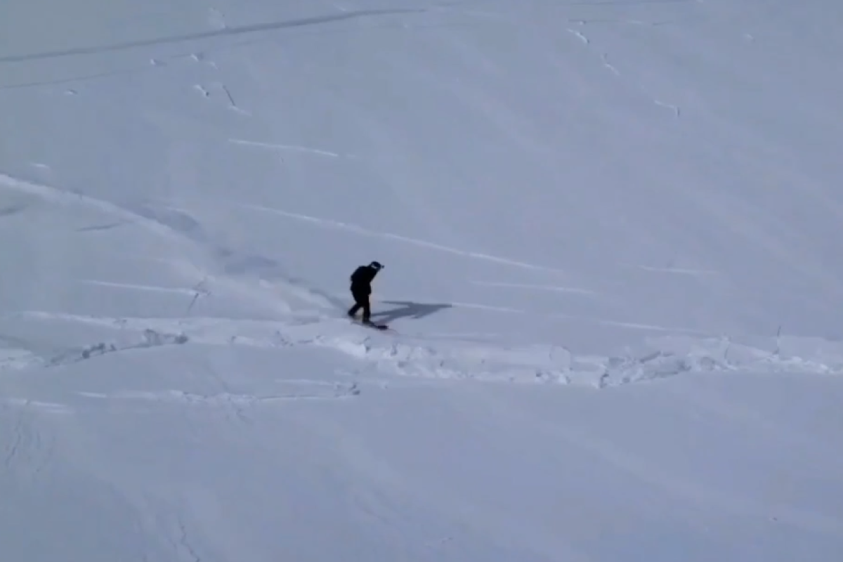 Снежная лавина накрыла сноубордиста из России-ВИДЕО 