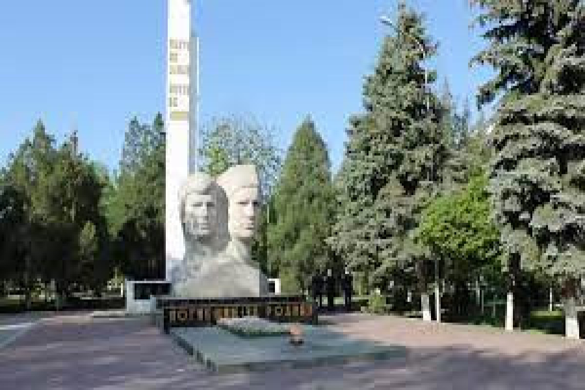 Российские школьницы оголились у монумента Защитникам Родины-ФОТО 