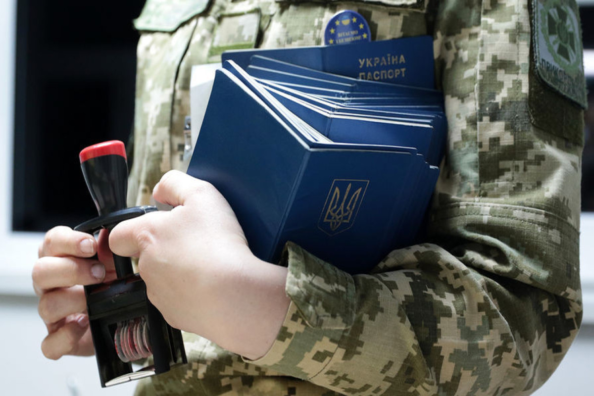 На черном рынке жителям СНГ массово предлагают украинские паспорта