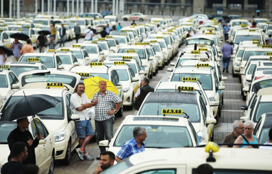 Румынские таксисты провели акцию протеста против компании Uber