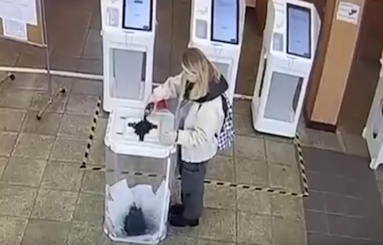 В Москве девушка залила зеленкой урну с бюллетенями-ВИДЕО 