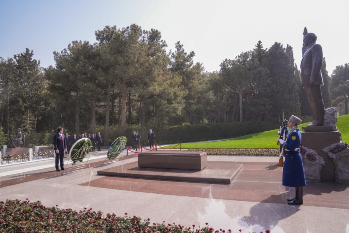 Премьер-министр Грузии Ираклий Кобахидзе посетил могилу великого лидера Гейдара Алиева-ФОТО 