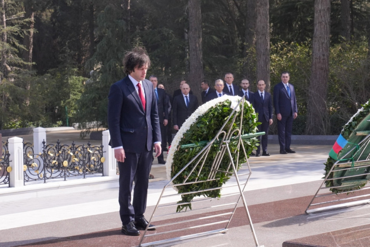 Премьер-министр Грузии Ираклий Кобахидзе посетил могилу великого лидера Гейдара Алиева-ФОТО 