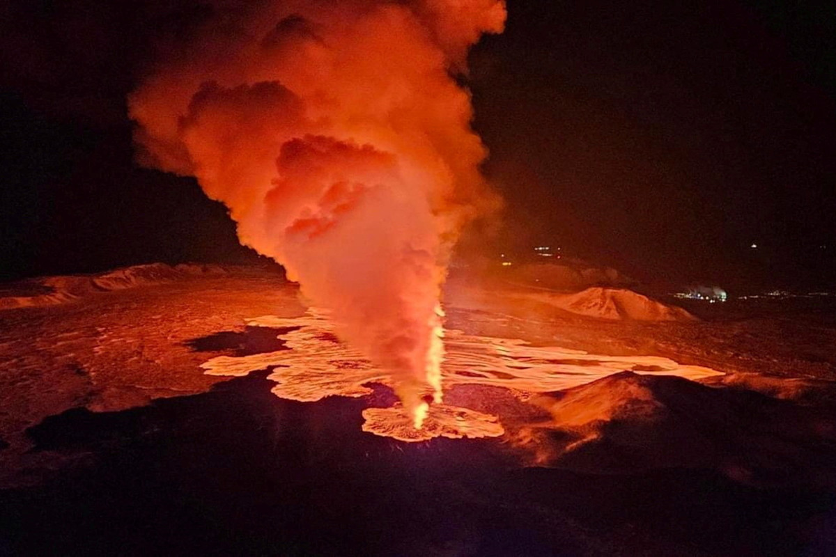 На полуострове Рейкьянес вновь началось извержение вулкана