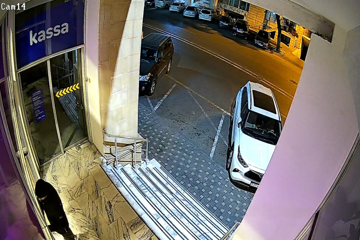 Житель Баку столкнулся с неудачей при попытке ограбить банк -ВИДЕО 