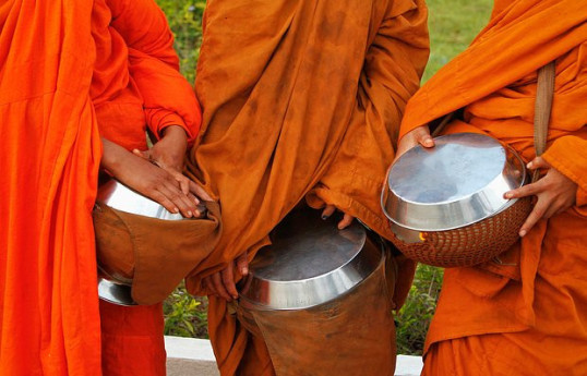 Монахи устроили драку во время ритуала благословения в доме верующих