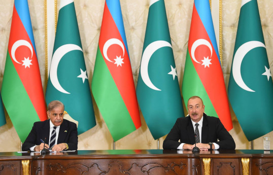 Ильхам Алиев поздравил премьер-министра Пакистана