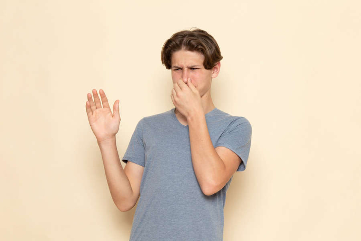 Ученые выяснили, почему тела подростков могут пахнуть «затхлостью»