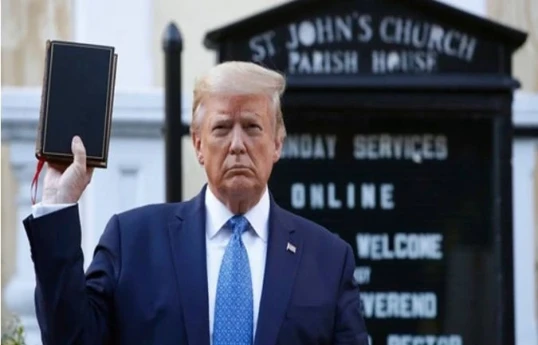 Трамп выпустил и начал продавать Библию - The Guardian 