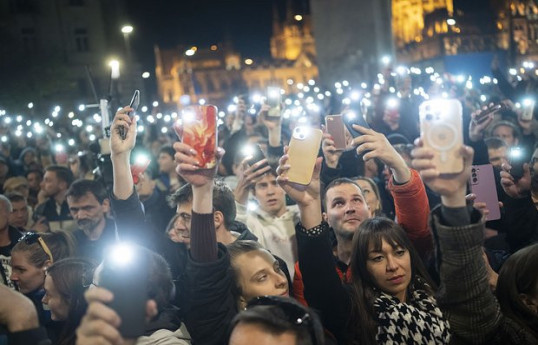 Reuters: В Будапеште тысячи людей требуют отставки Орбана-ВИДЕО 