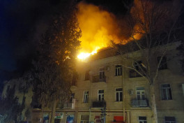 Пожар в центре Гянджи - Горит трехэтажное здание 