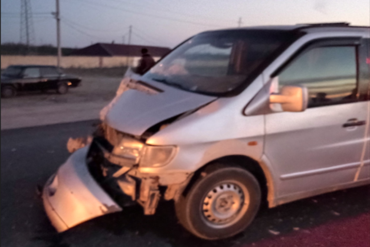 В Азербайджане столкнулись два микроавтобуса, ранены 10 человек-ФОТО 