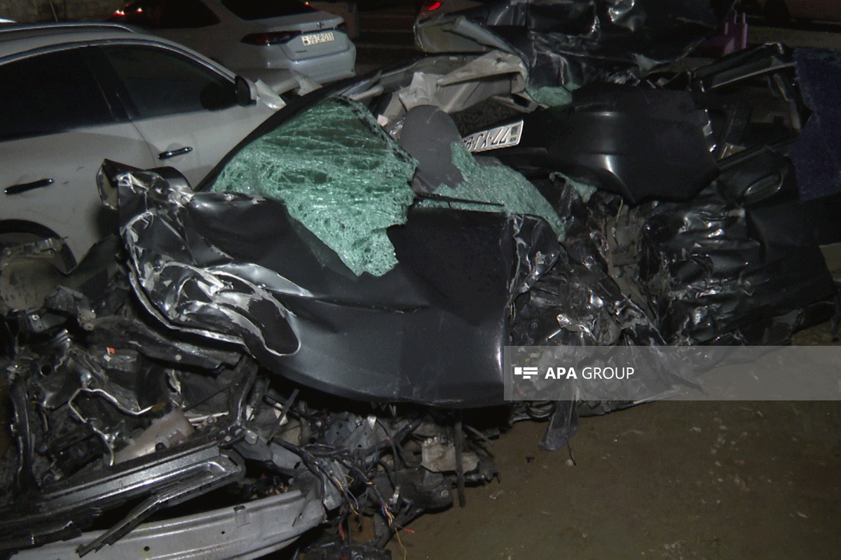 В Баку Chevrolet врезался в грузовик: погибли два человека -ФОТО 