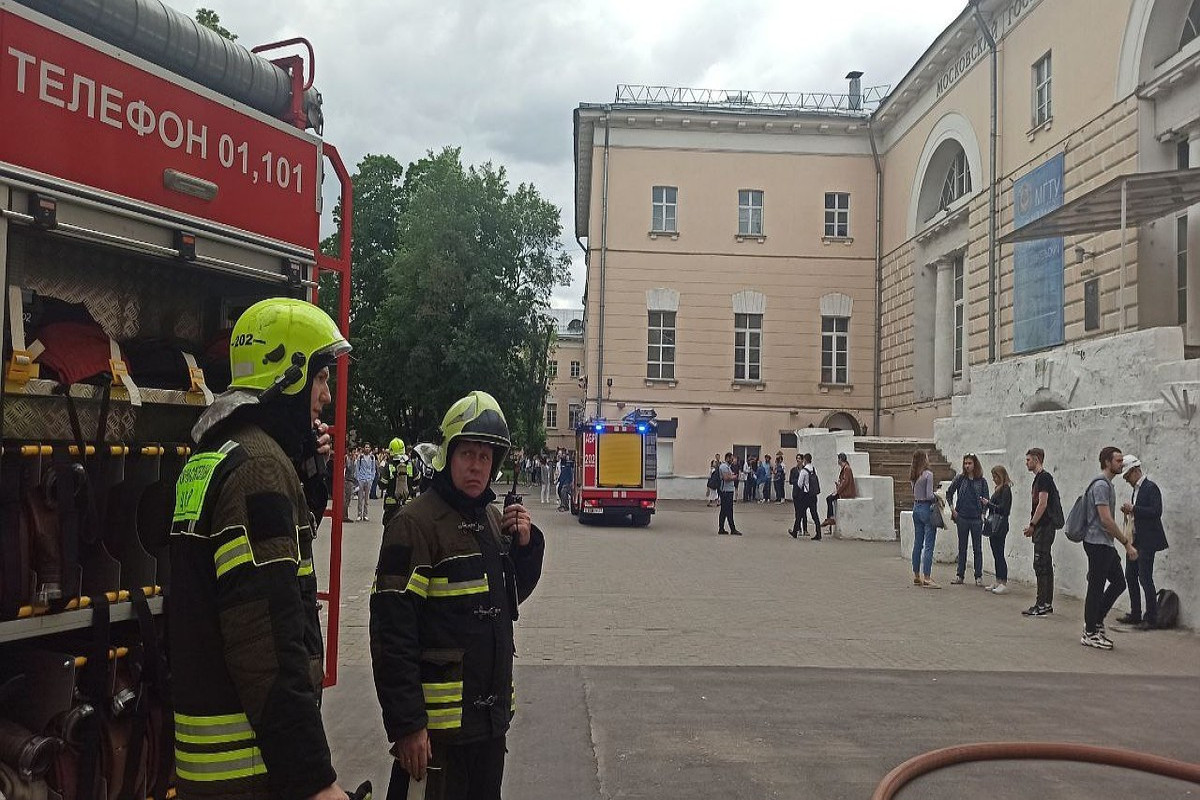 В Москве горит кровля здания университета имени Баумана