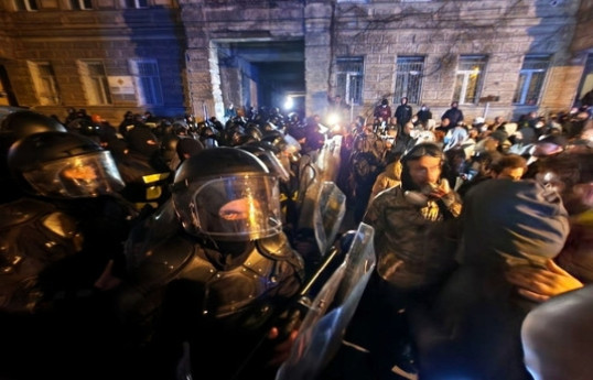 Спецназ применил резиновые пули против митингующих у здания парламента в Тбилиси
