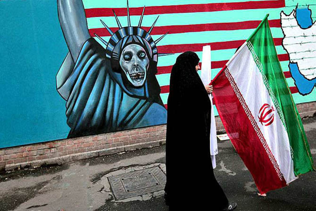 Иран продолжает "душить" США и Англию санкциями