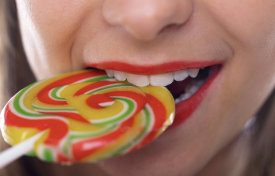 Сокращение потребления газировки и конфет сохранит белизну зубов