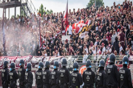 В Германии на матче региональной лиги по футболу пострадали 155 полицейских