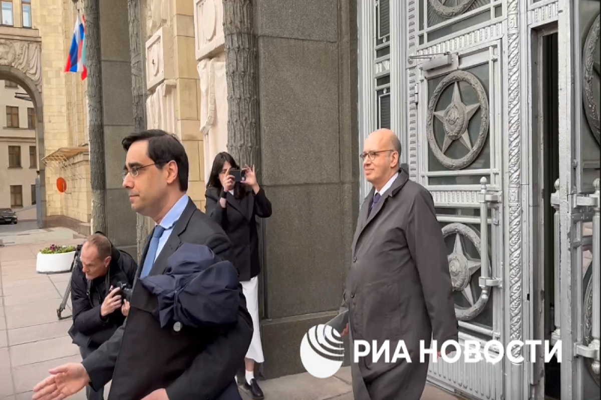 Посол Франции покинул здание МИД РФ, отказавшись от комментариев -ВИДЕО-ОБНОВЛЕНО