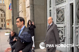 Посол Франции покинул здание МИД РФ, отказавшись от комментариев -ВИДЕО -ОБНОВЛЕНО 
