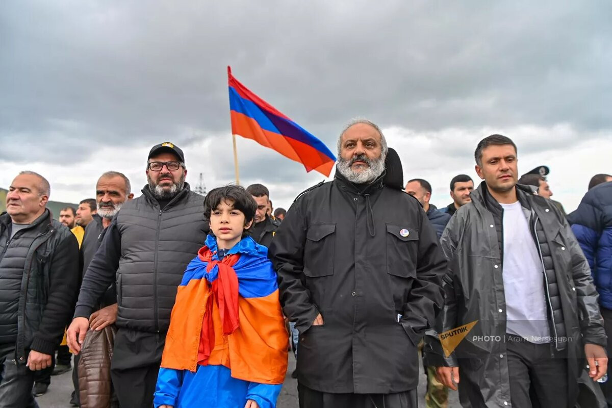 Участники движения "Тавуш во имя родины" дошли до здания правительства Армении