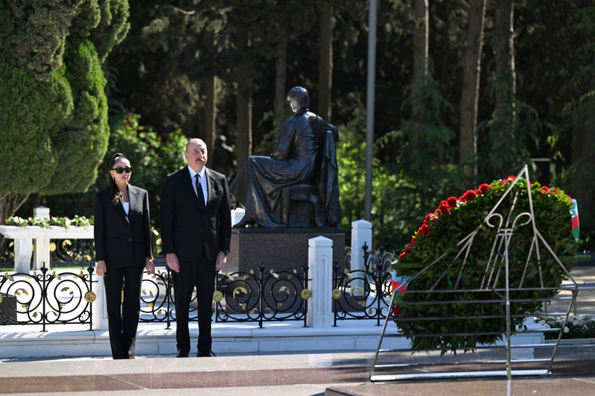 Ильхам Алиев и первая леди Мехрибан Алиева посетили могилу великого лидера Гейдара Алиева-ФОТО 