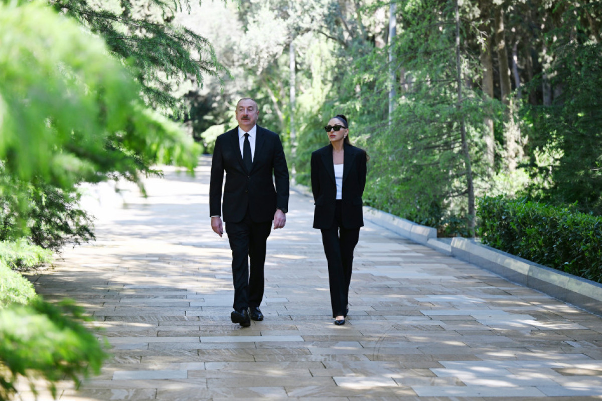 Ильхам Алиев и первая леди Мехрибан Алиева посетили могилу великого лидера Гейдара Алиева-ФОТО 