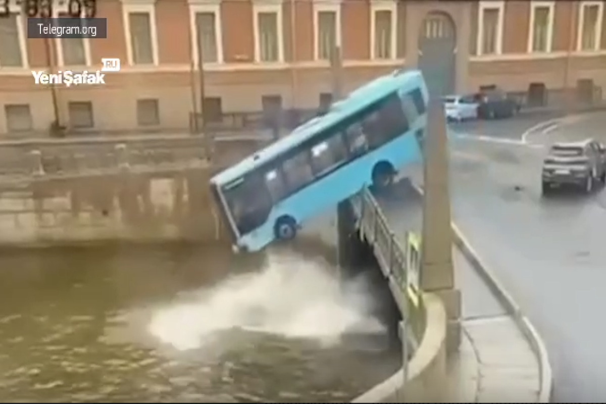 Момент падения пассажирского автобуса в реку в Петербурге-ВИДЕО