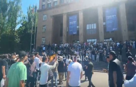 Шествие во главе с Багратом Галстаняном подошло к зданию Ереванского госуниверситета-ВИДЕО 