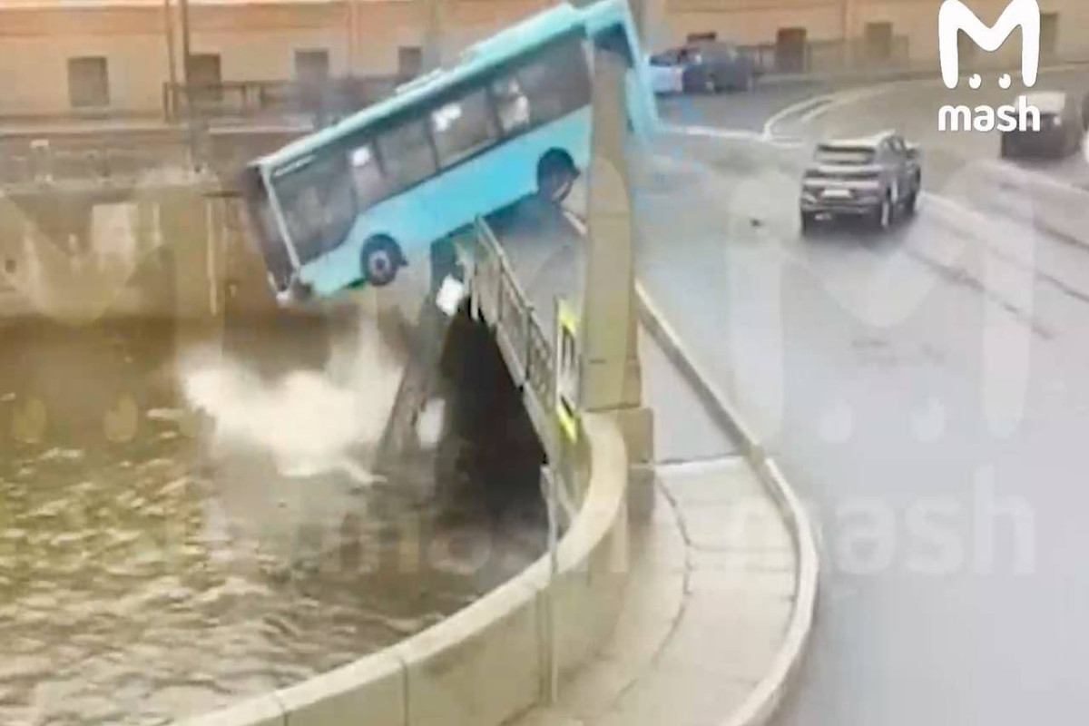 Кадры из салона автобуса в момент его падения в петербургскую реку-ВИДЕО