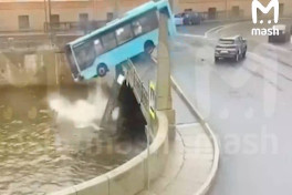 Кадры из салона автобуса в момент его падения в петербургскую реку-ВИДЕО 