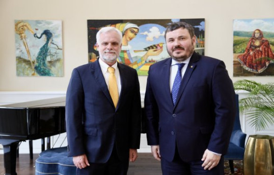 Посол США консультируется с послом Украины в Баку
