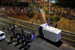 Полиция Тель-Авива применила водомёты для разгона митингующих