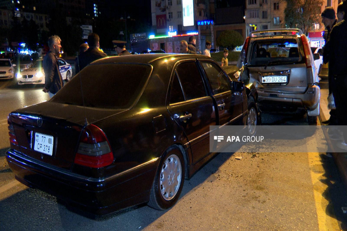 В Баку столкнулись два автомобиля, пострадал пассажир-ФОТО 