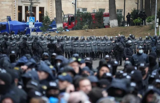 Между протестующими и полицией в Тбилиси произошла стычка