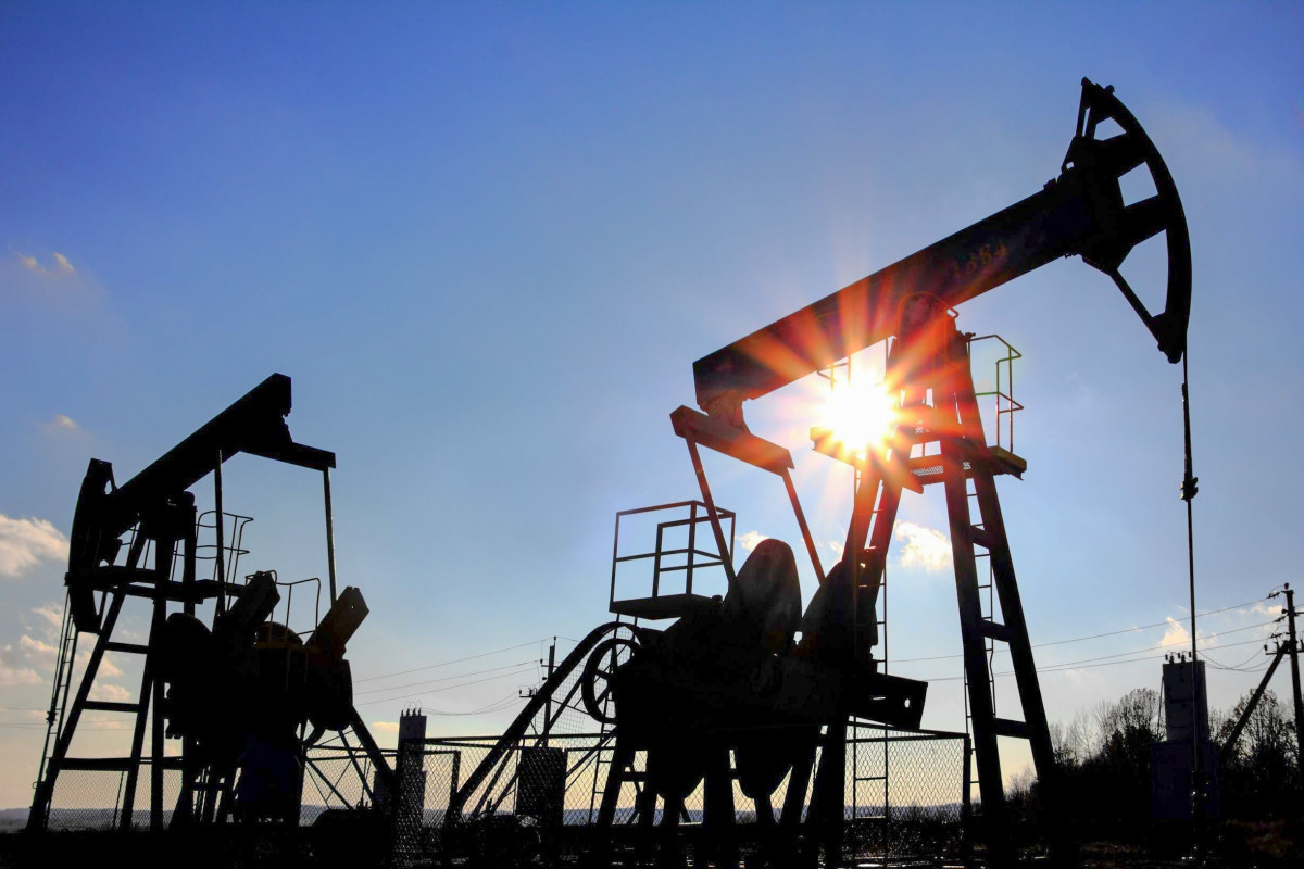 Цена на нефть марки Azeri Light упала ниже 85 долларов