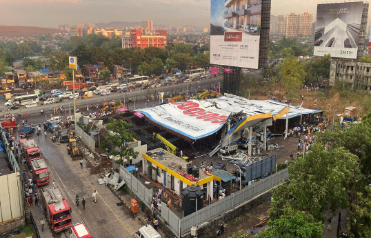 В Индии при падении рекламного щита погибли 8 человек, еще около 70 пострадали