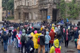 В Грузии протестующие прорвали ограждение у парламента-ОБНОВЛЕНО-1 