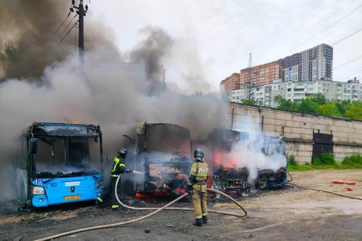 Мощный пожар во Владивостоке уничтожил восемь автобусов - Вспыхнули, как спички -ВИДЕО 