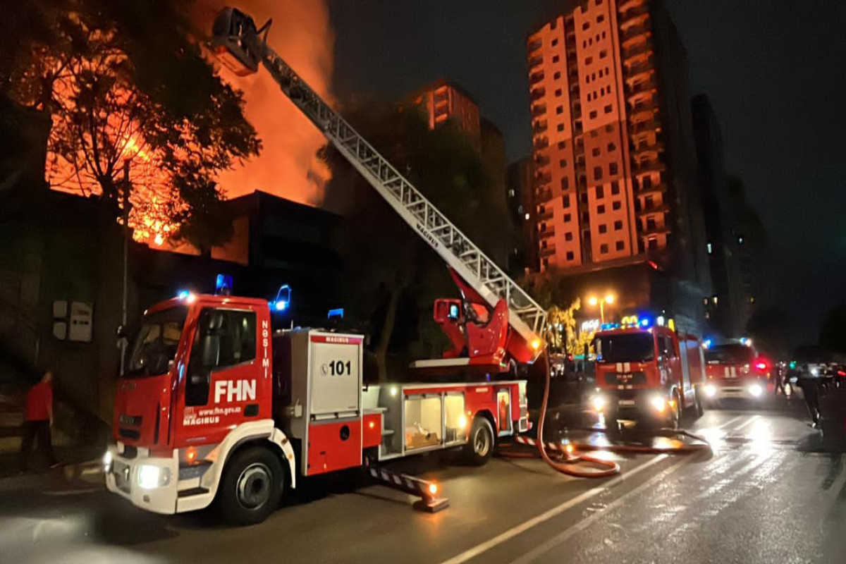 Пожар в цветочном магазине Ağ çiçəyim потушен -ОБНОВЛЕНО -ФОТО -ВИДЕО 