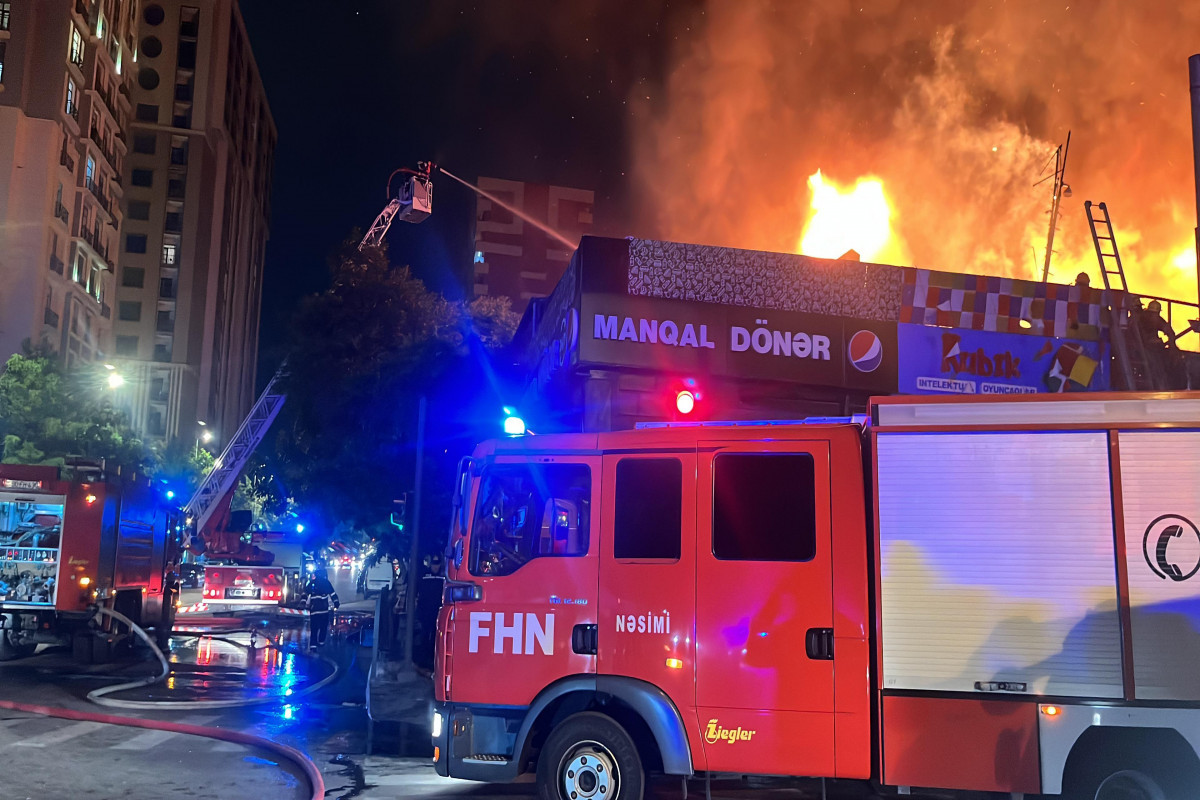 МЧС распространило информацию о пожаре в цветочном магазине в Баку